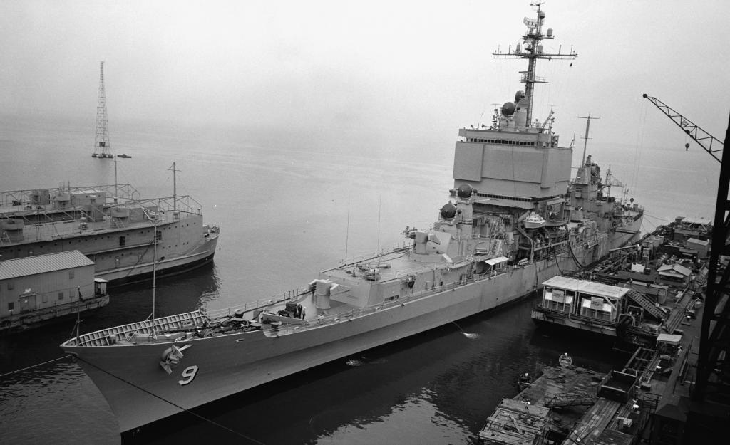 USS Long Beach (CGN-9) - 1971 .jpg