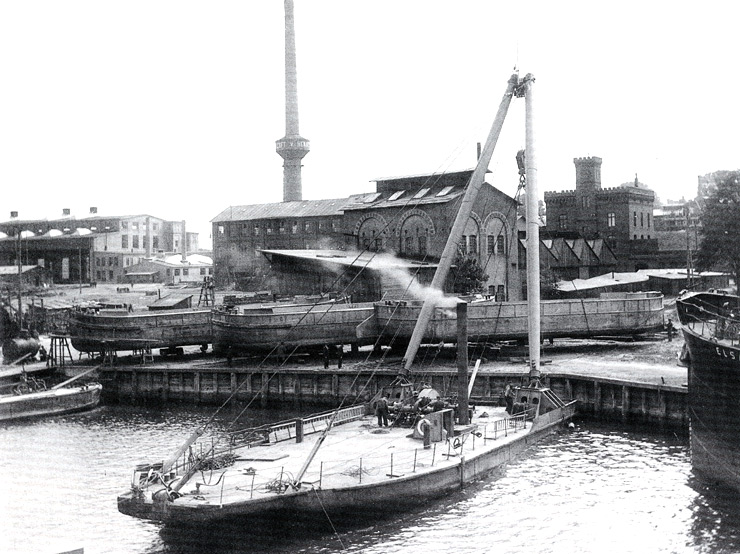 Jahr 1924 von Henry Kochs Werft in Lübeck..jpg