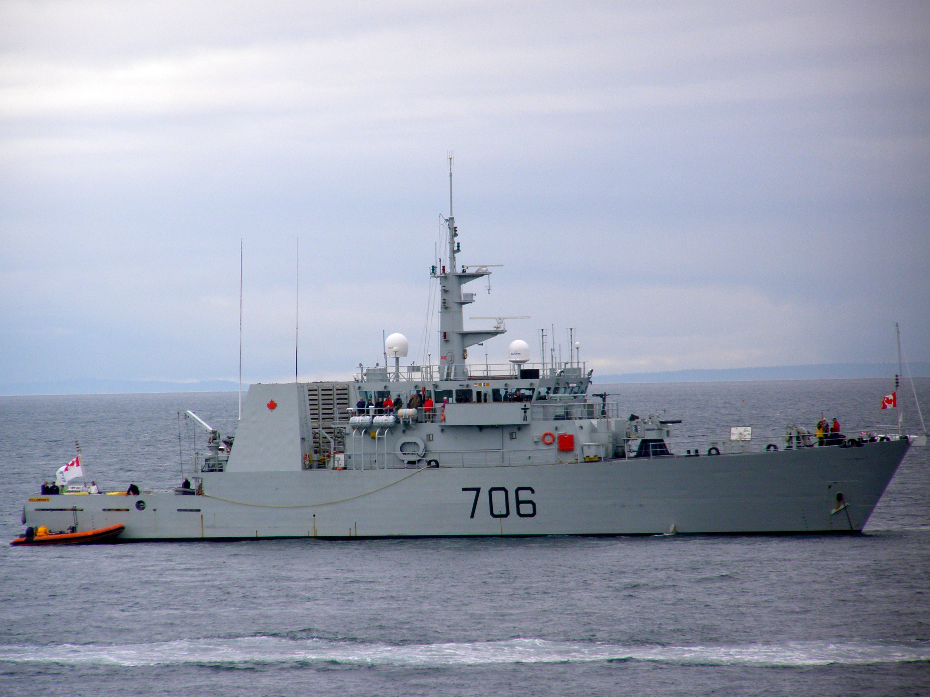HMCS YELLOWKNIFE MM706_07-2013.jpg