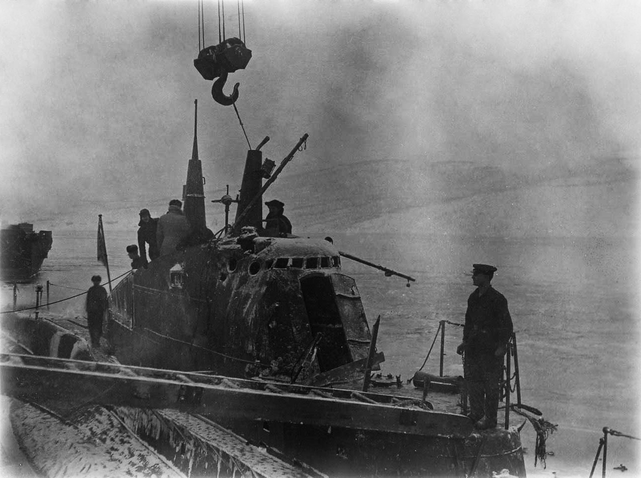 Щ-403 в бухте Кут при ремонте после тарана, март 1942г..jpg