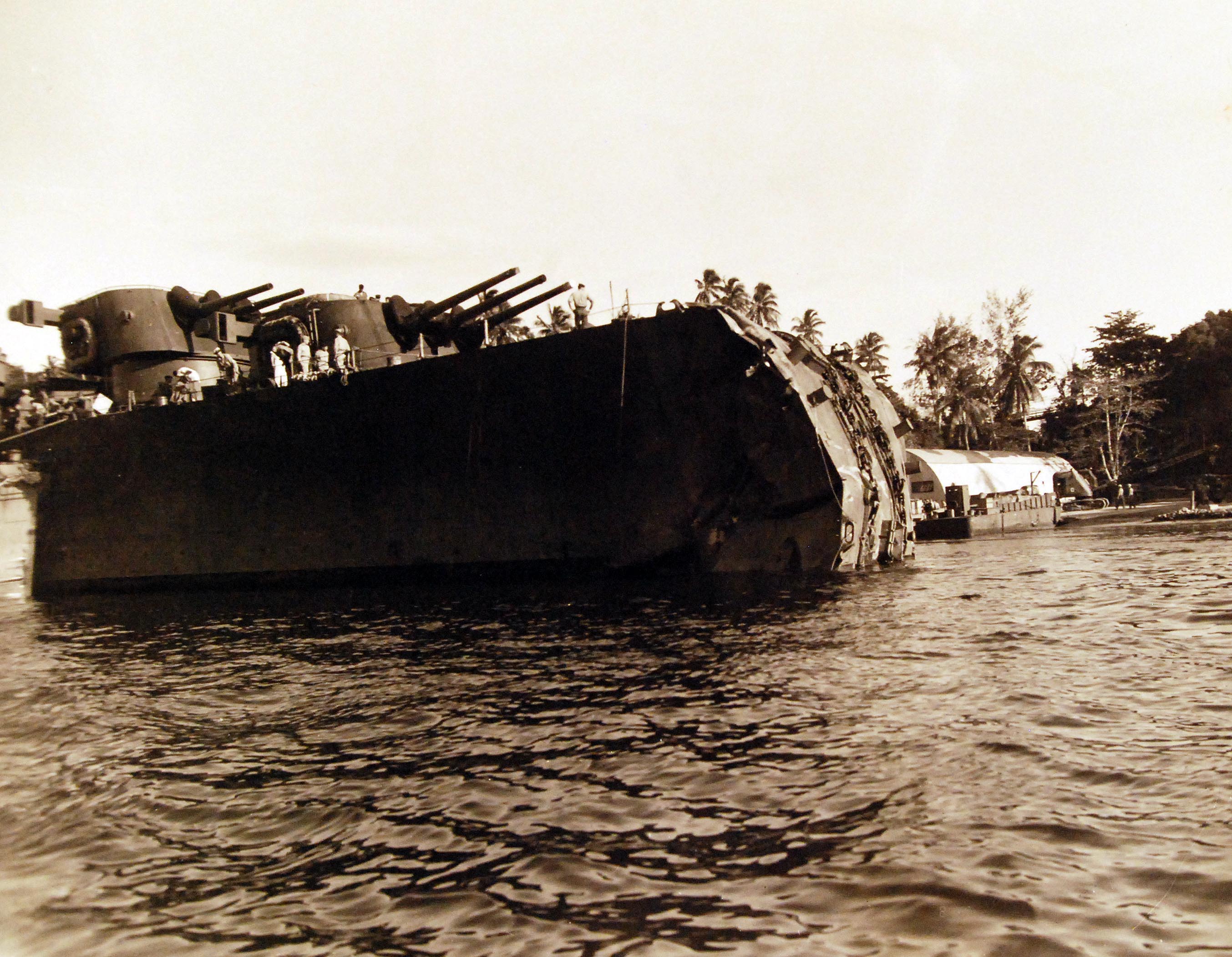 USS Honolulu (CL 48) at Espiritu Santo, New Hebrides после боя у Коломбангара 12-13.07.1943-6.jpg
