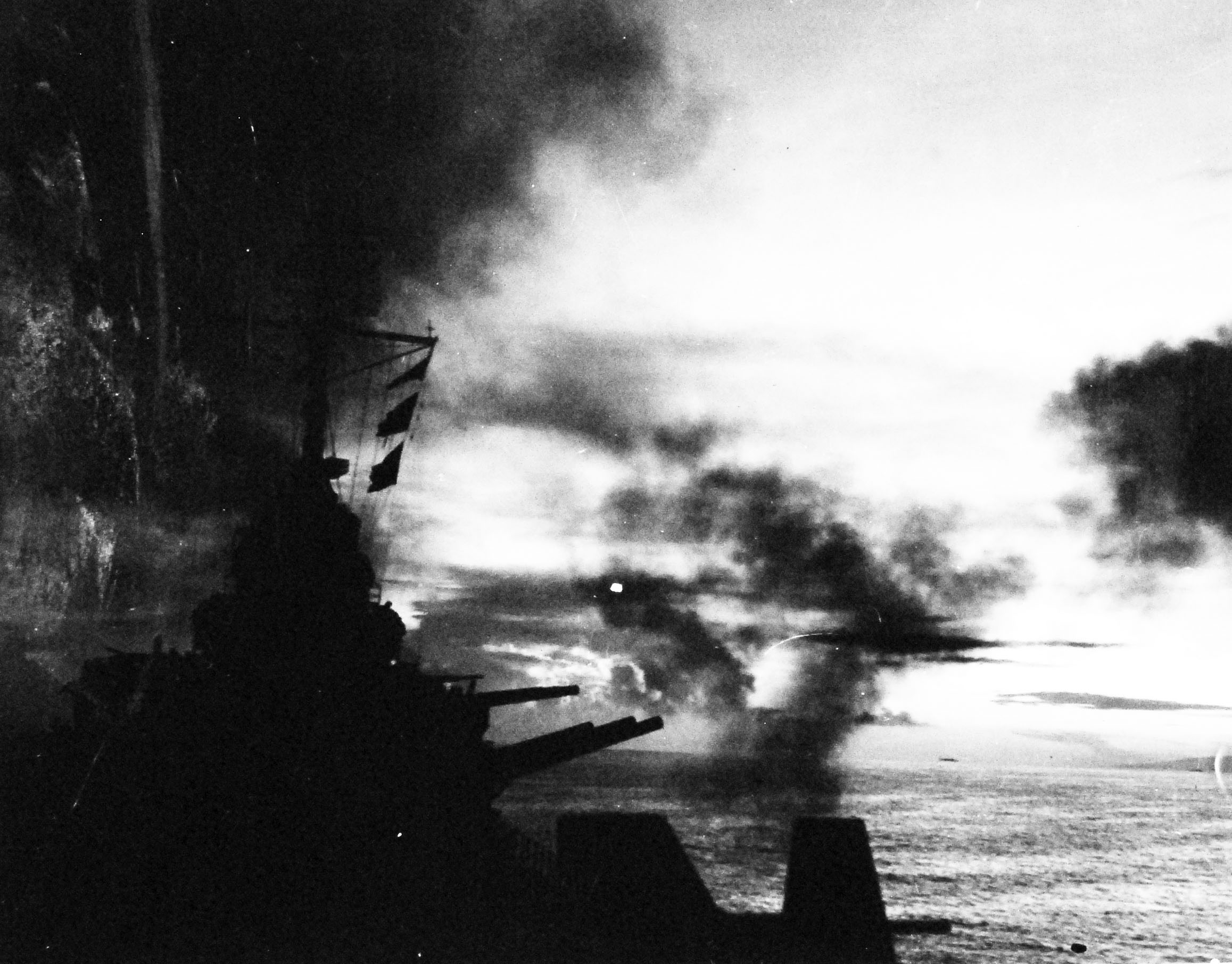 USS Phoenix (CL 46)-обстрел о. Глостер 24-26.12.43.jpg