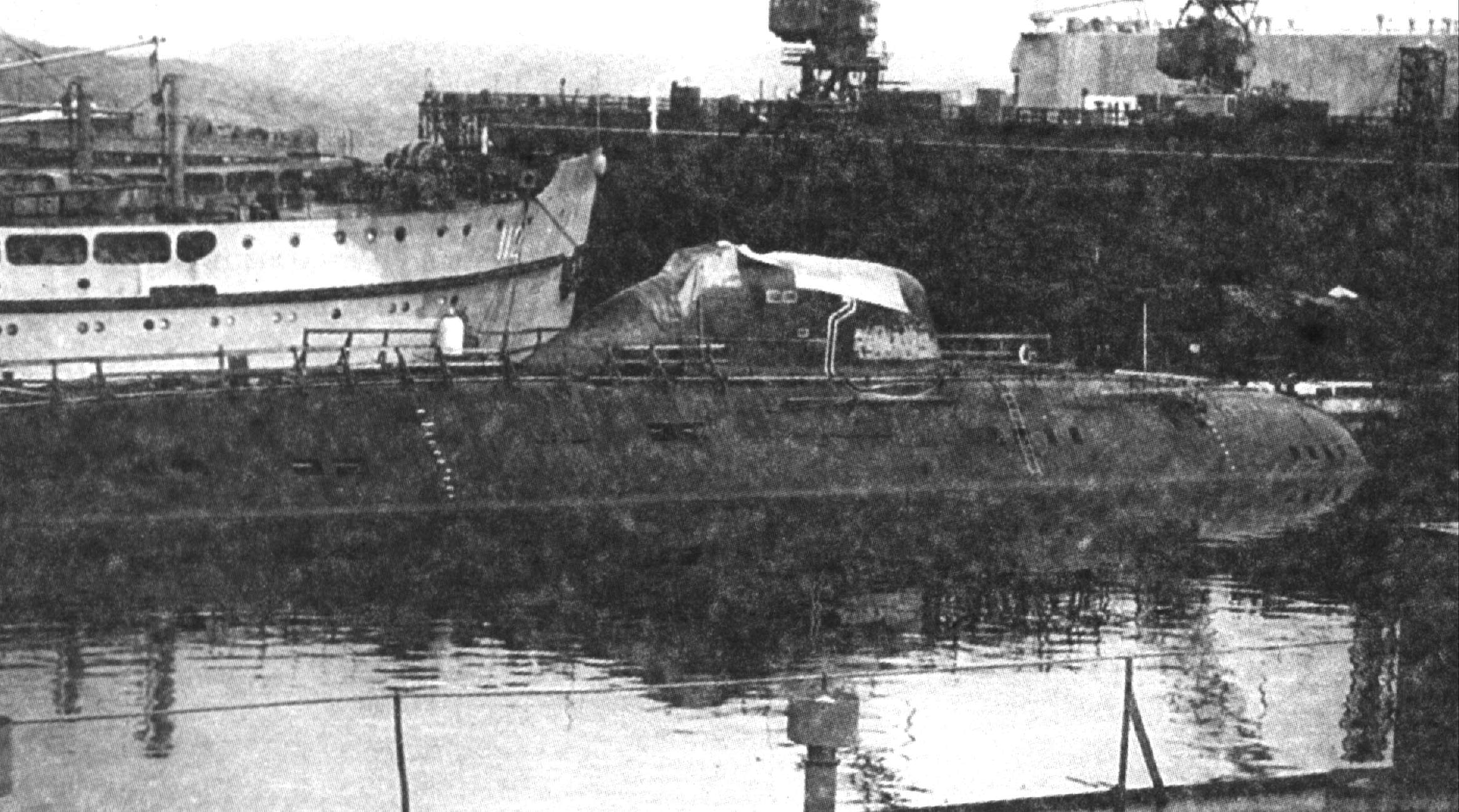 К-306 (зав. №604) после столкн. с SSBN-636 с СРЗ-10, 1975 г..jpg