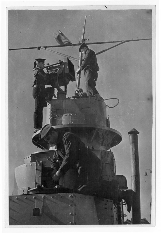 Краснофлотцы Днепровской флотилии ремонтируют башню трофейного монитора боевого корабля польской флотилии.jpg