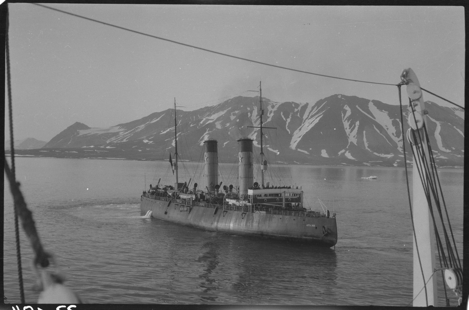 ледокол Красин - 1928 -  Шпицберген.С палубы парохода Monte Cervantes  (помогал отремонтировать пробоину от  льдины).jpg