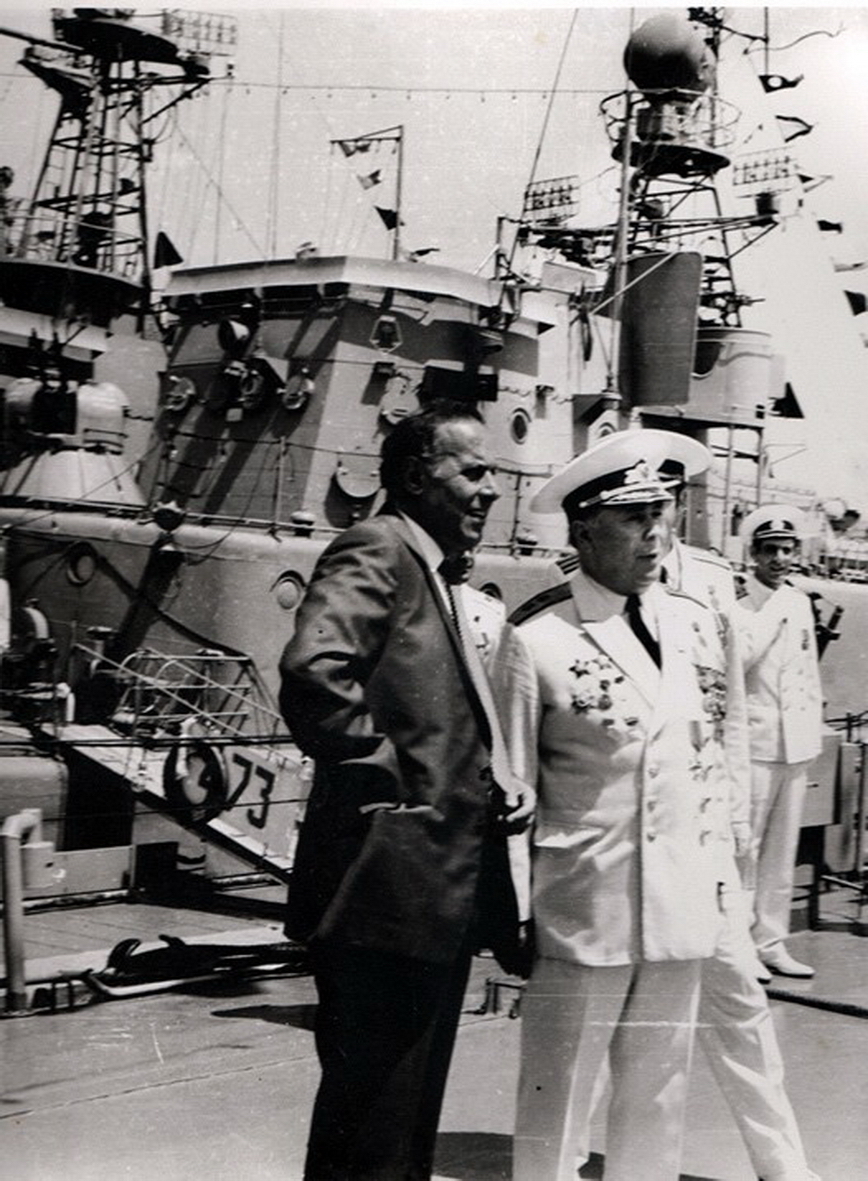Командующий Каспийской флотилией вице-адмирал Касумбеков и Гейдар Алиев.jpg