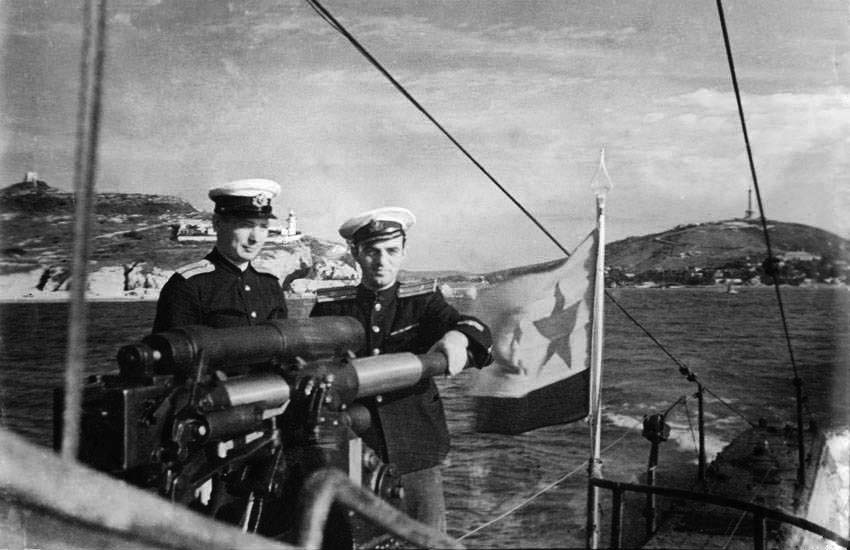 Щ-121 у кормового орудия  командир кап.3р. Яйло А.Г. и , Порт-Артур, справа - гора Перепелиная.jpg