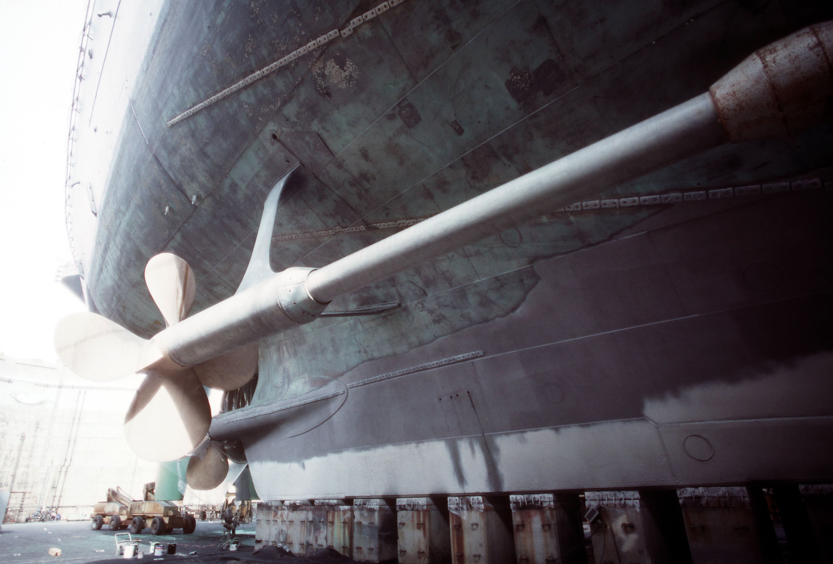 USS_Missouri_(BB-63)_starboard_propeller_shaft.jpg