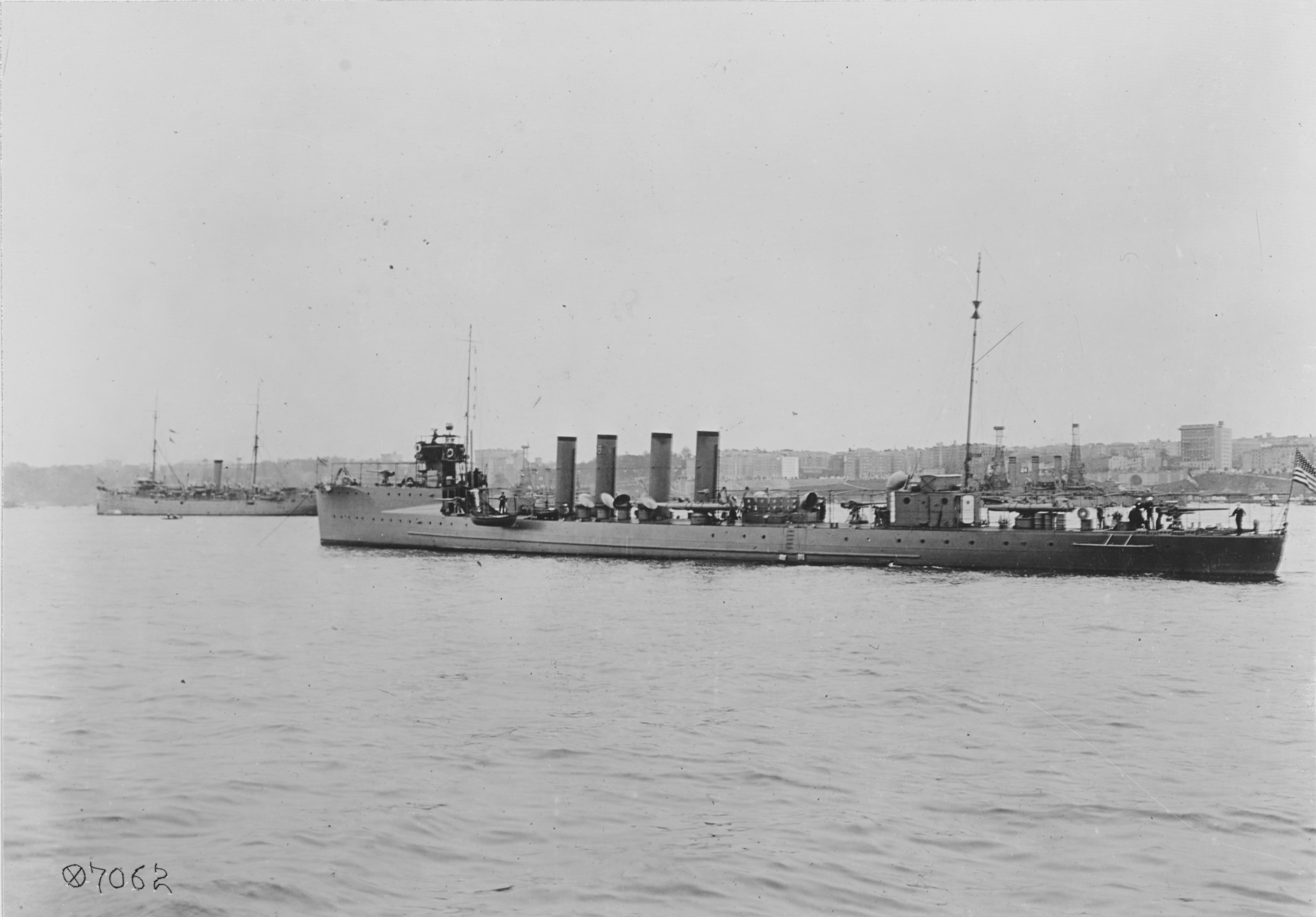 USS_Jouett_(DD-41)_anchored_in_the_Hudson_River_off_New_York_City.jpg