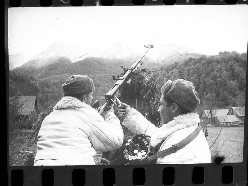 Бронебойщик-грузин Ш.Шубладзе, защищая родной Кавказ, сбил из противотанкового ружья три немецких самолета.42г.jpg