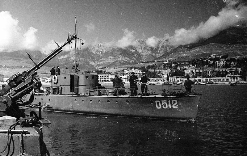 В освобождённой Ялте. Катера Черноморского флота на рейде 04-05.44 г.jpg