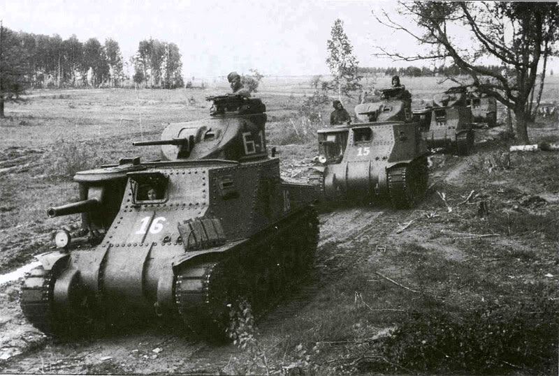 Рота американских танков М3с «Генерал Ли», поставлявшихся в СССР по ленд-лизу, выдвигается к переднему краю обороны советской 6-й гвардейской армии. Июль 1943 г..jpg