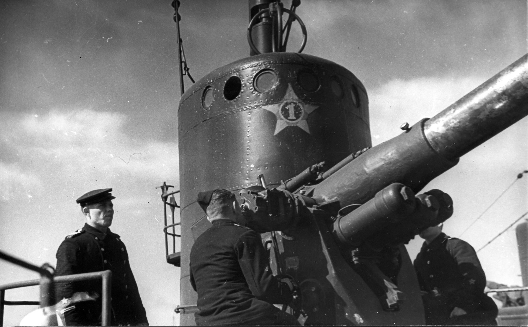 Расчет 100-мм орудия Б-24 подводной лодки «Д-4» Черноморского флота..jpg