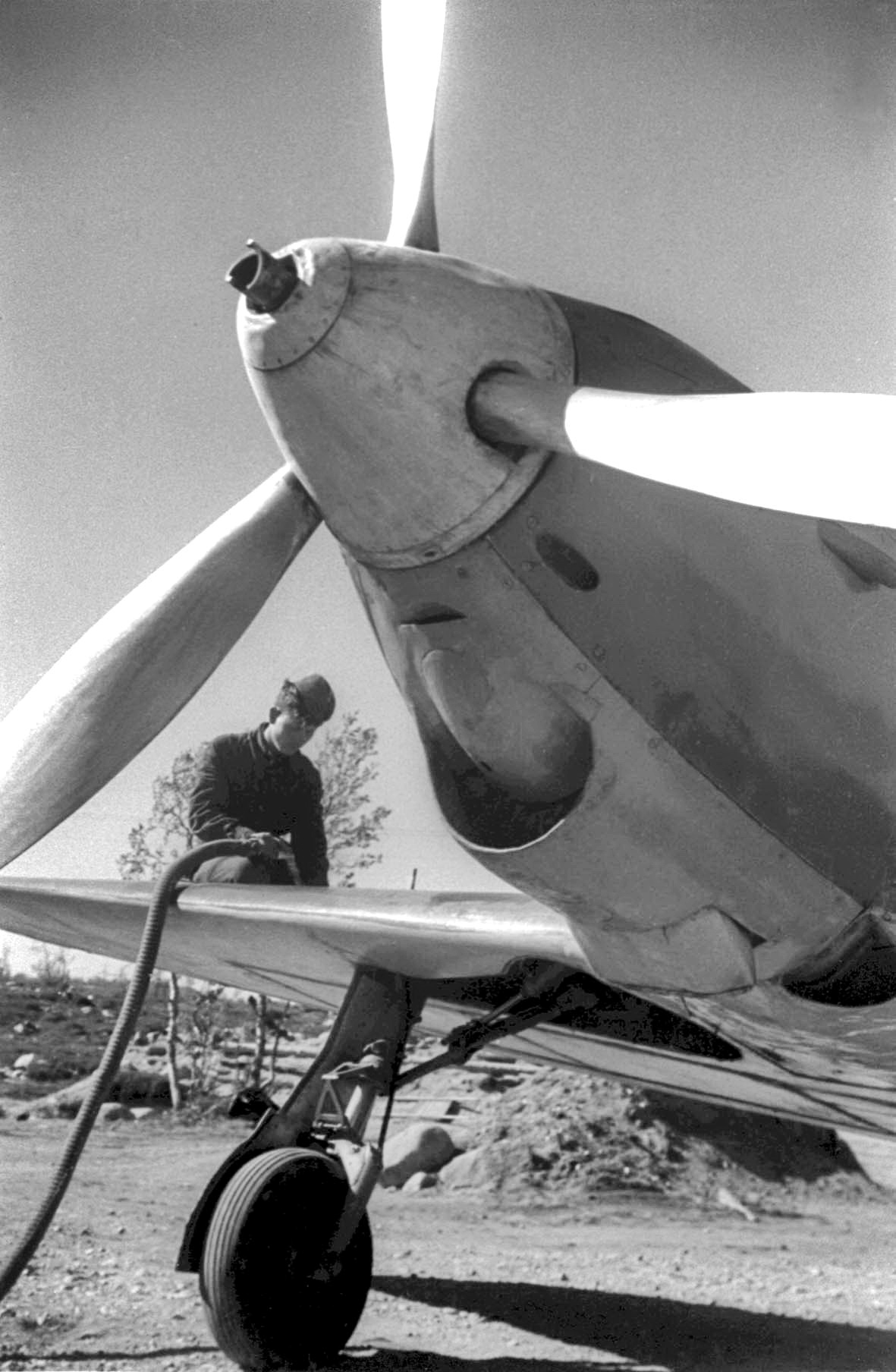 Заправка топливом истребителя Як-1 из состава 20-го истребительного авиаполка ВВС Северного флота.1942.jpg