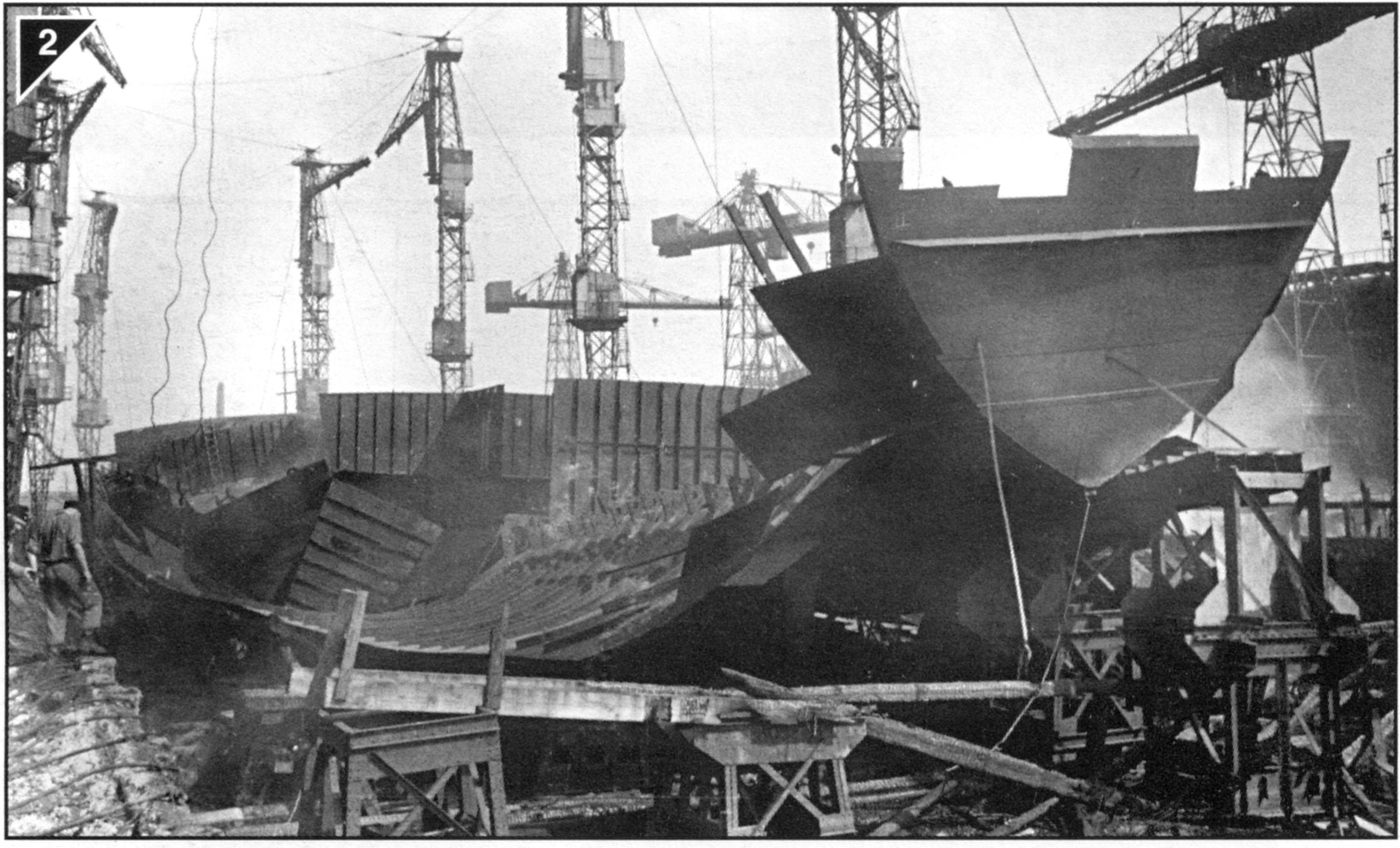 Остов недостроенного крейсера пр.68 Орджоникидзе. 1944 год.jpg