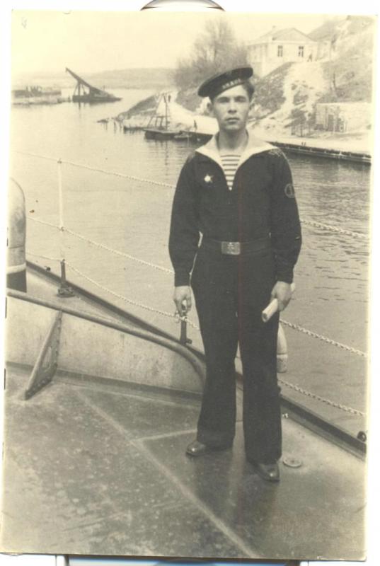 В.З.Байкин на борту эсминца Лихой г. Севастополь, в Килен-бухте 46г .jpg