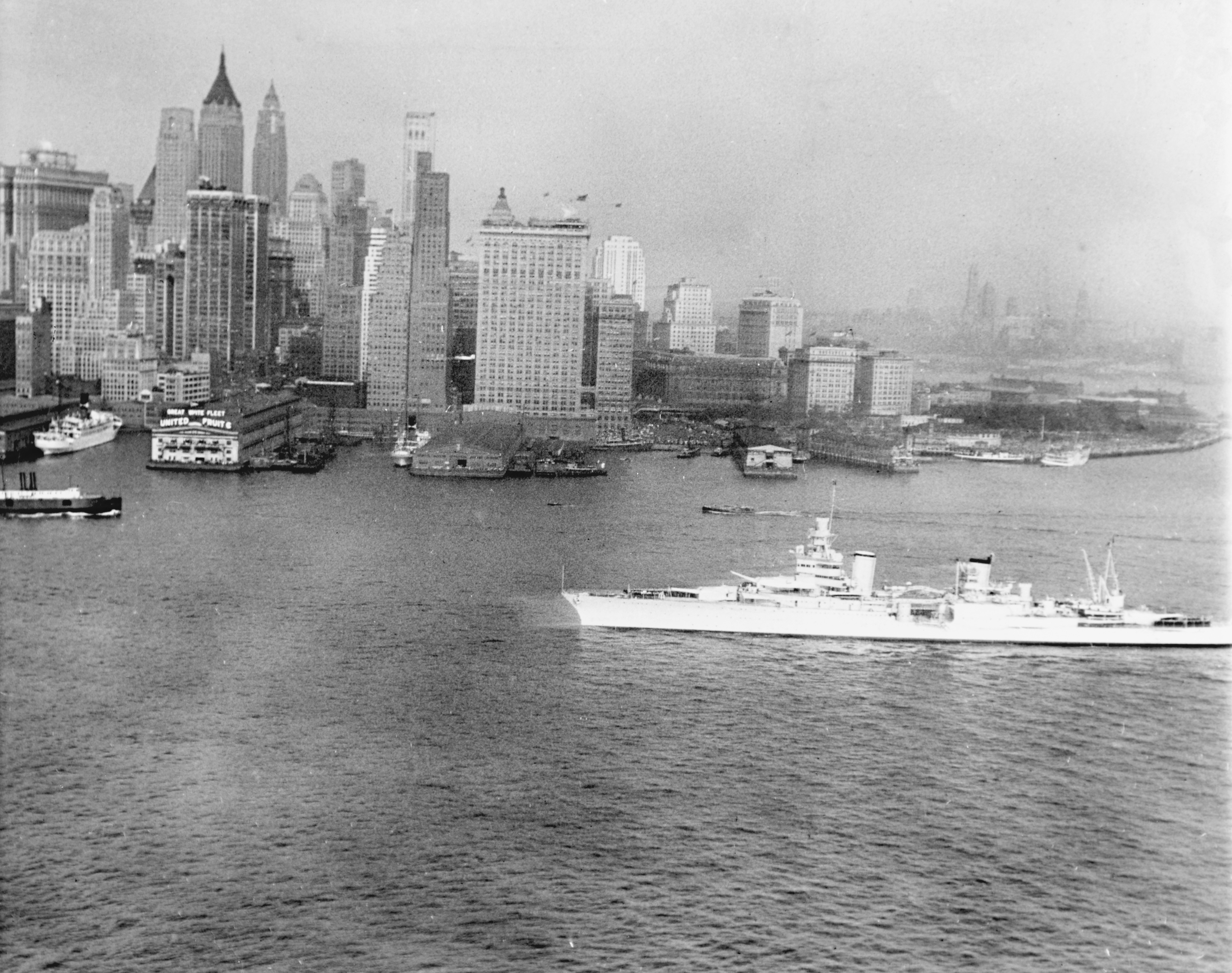 Under the skyline, USS INDIANAPOLIS (CA-35) with President Franklin D. Roosevelt aboard enters the New York harbor during fleet review, 31 May 1934.jpg