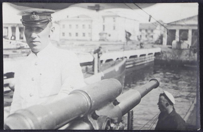 Балин Николай Иванович командир М-201 Старший лейтенант Балин у пушки Щ- 1940г..jpg