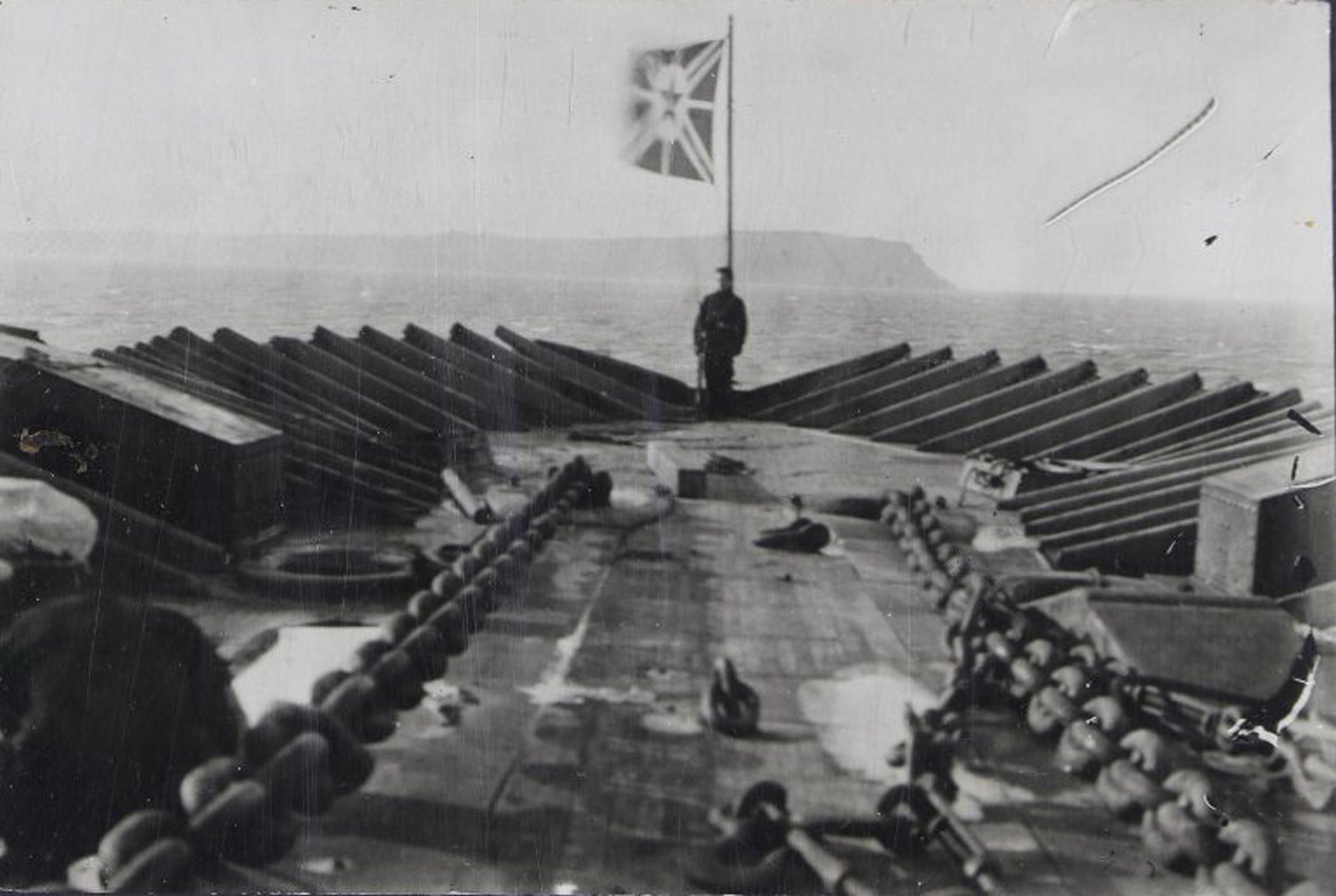 Парижская коммуна носовая часть корабля разрушенная во время шторма в Бискайском заливе 1929.jpg