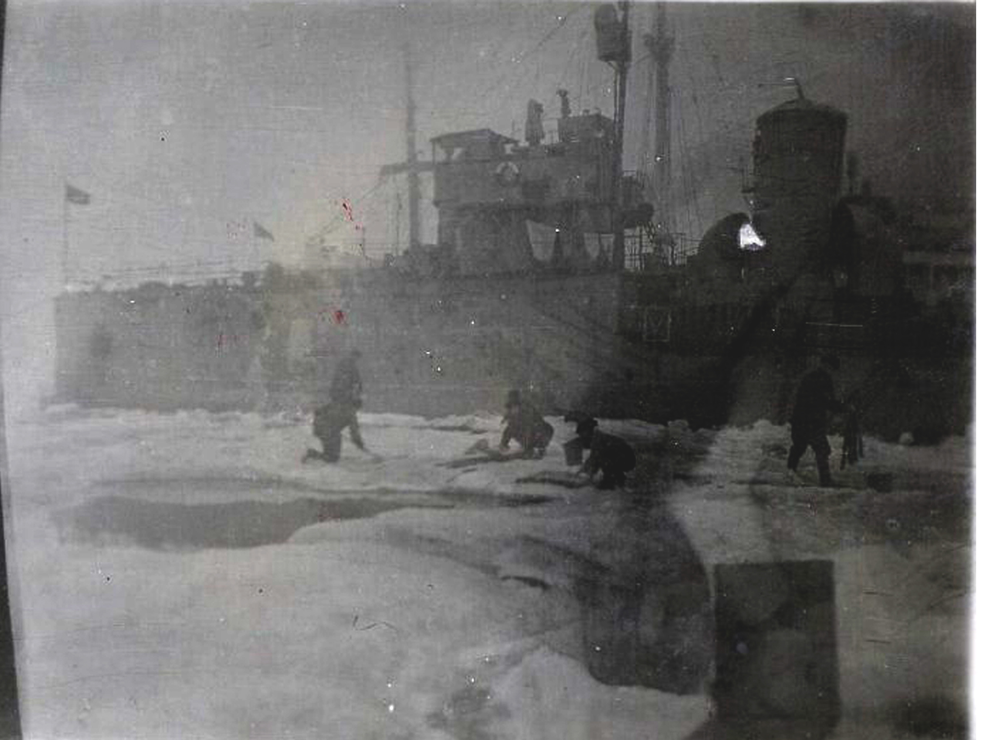 Войков 1936 Карское море стирка белья у борта корабля.jpg