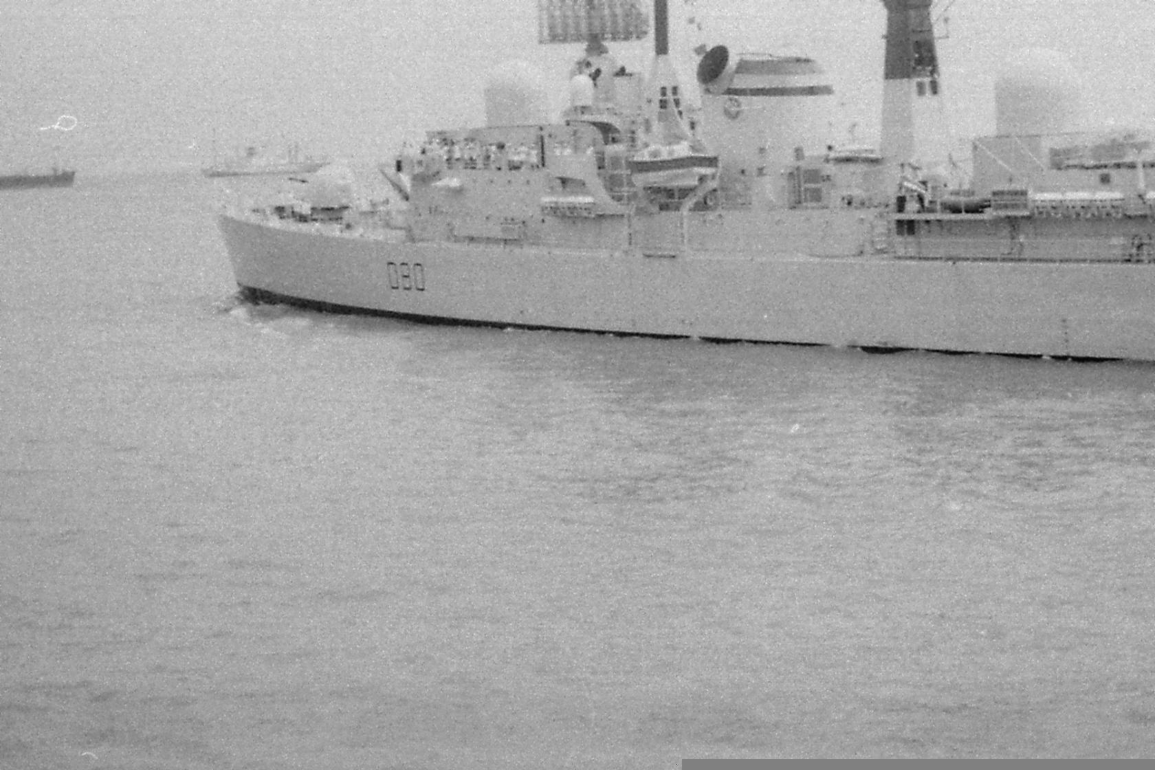 5 B-164 o.Mavrykyi HMS Sheffield (D80) uchodin iz porta 82 1.jpg