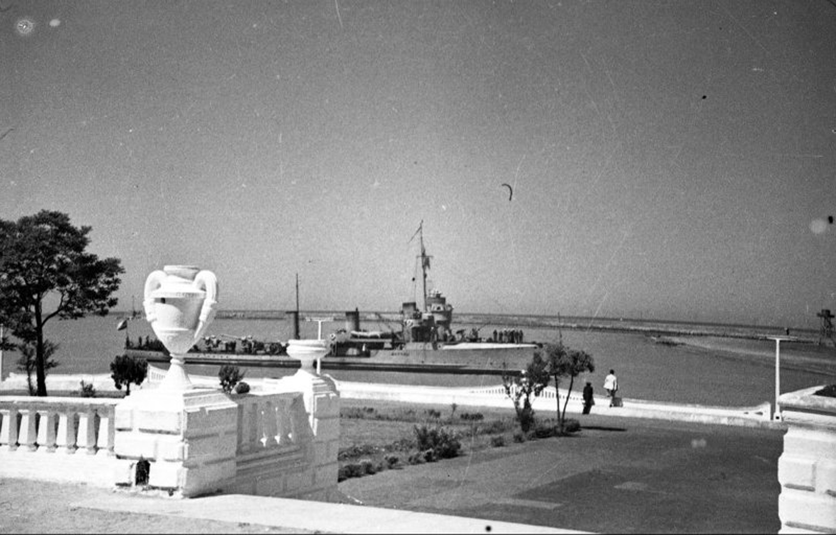 Корабль Каспийской флотилии в иранском порту Пехлеви 1941-45.jpg
