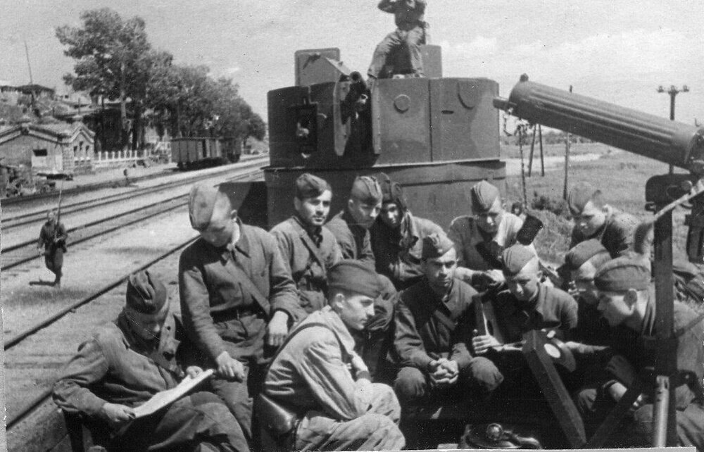 Бойцы бронепоезда Железнодорожник в часы отдыха слушают патефон. 42г.jpg