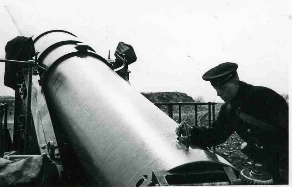 Установщик прицела Краснознаменного Балтийского флота М.Зосимов у береговой орудийной установки 254 мм в форте Риф. 42г.jpg