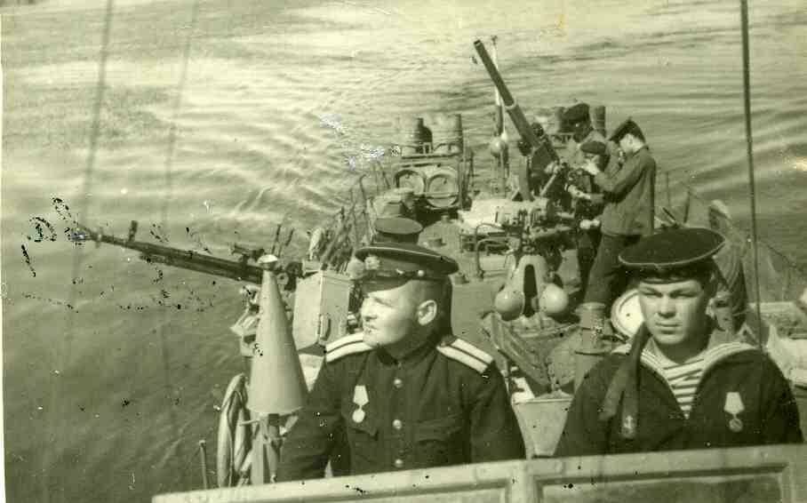Катер Балтийского флота под командованием лейтенанта В.Бердникова в дозоре. 43г.jpg