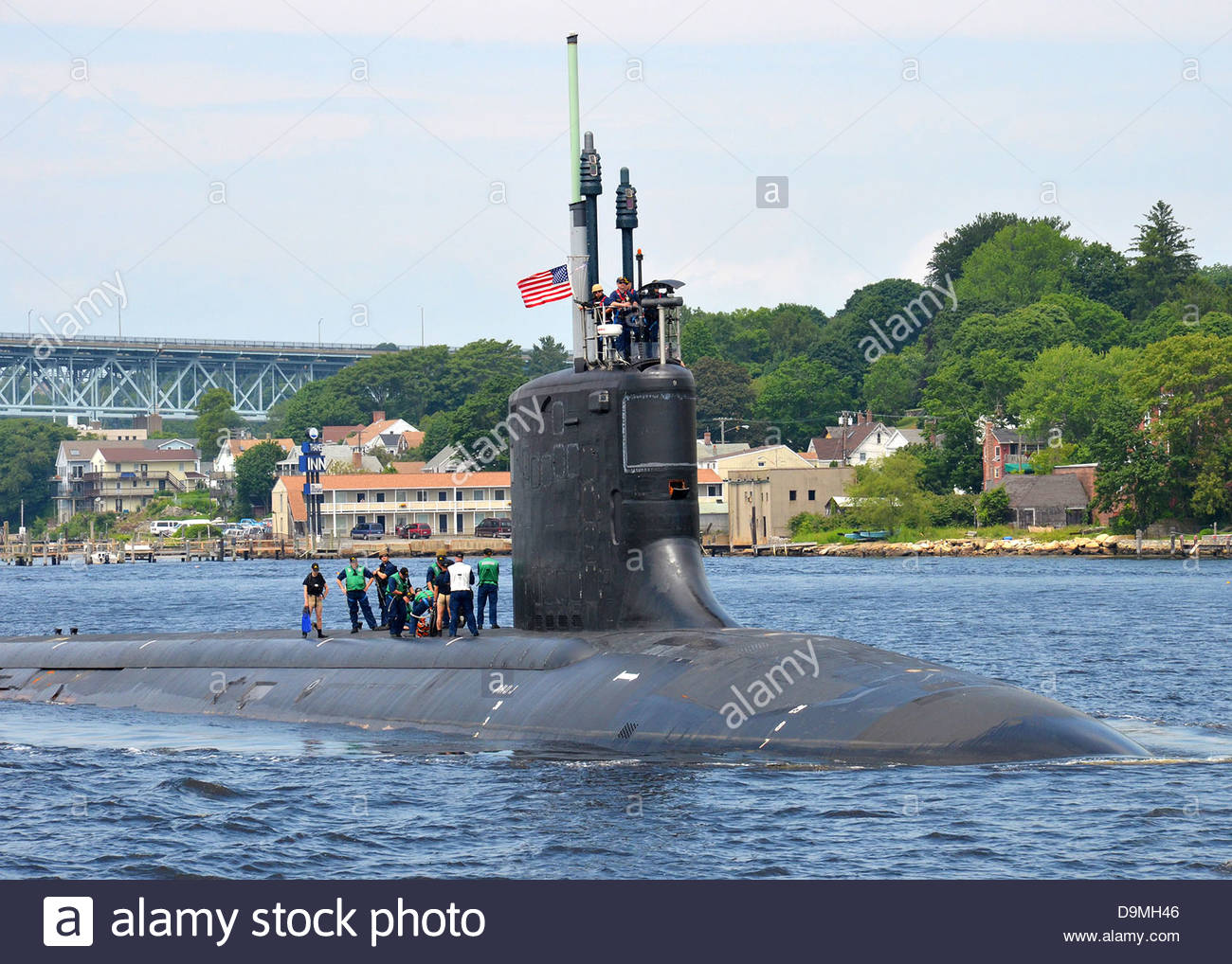 us-navy-virginia-class-attack-submarine-uss-missouri-transits-the-D9MH46.jpg