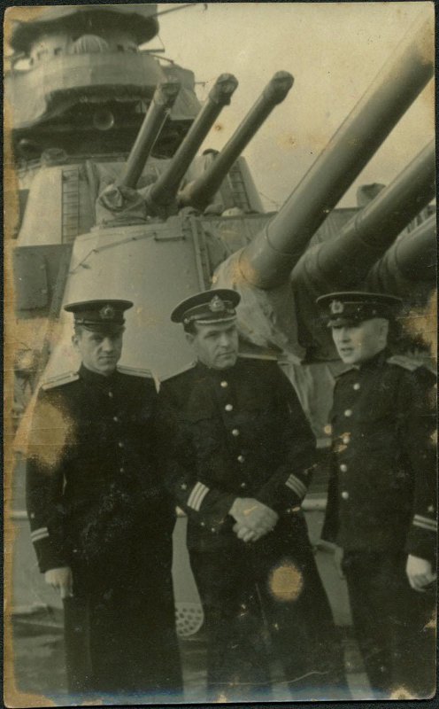 Рудаков Василий Николаевич (в центре) на крейсере Максим Горький 9.46г.jpg