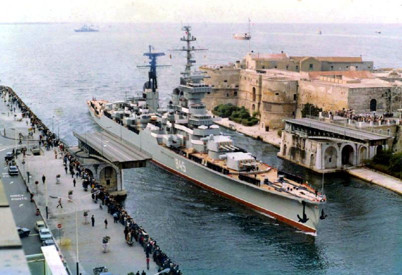 Incrociatore_Admiral_Ušakov_a_Taranto,_1973.png