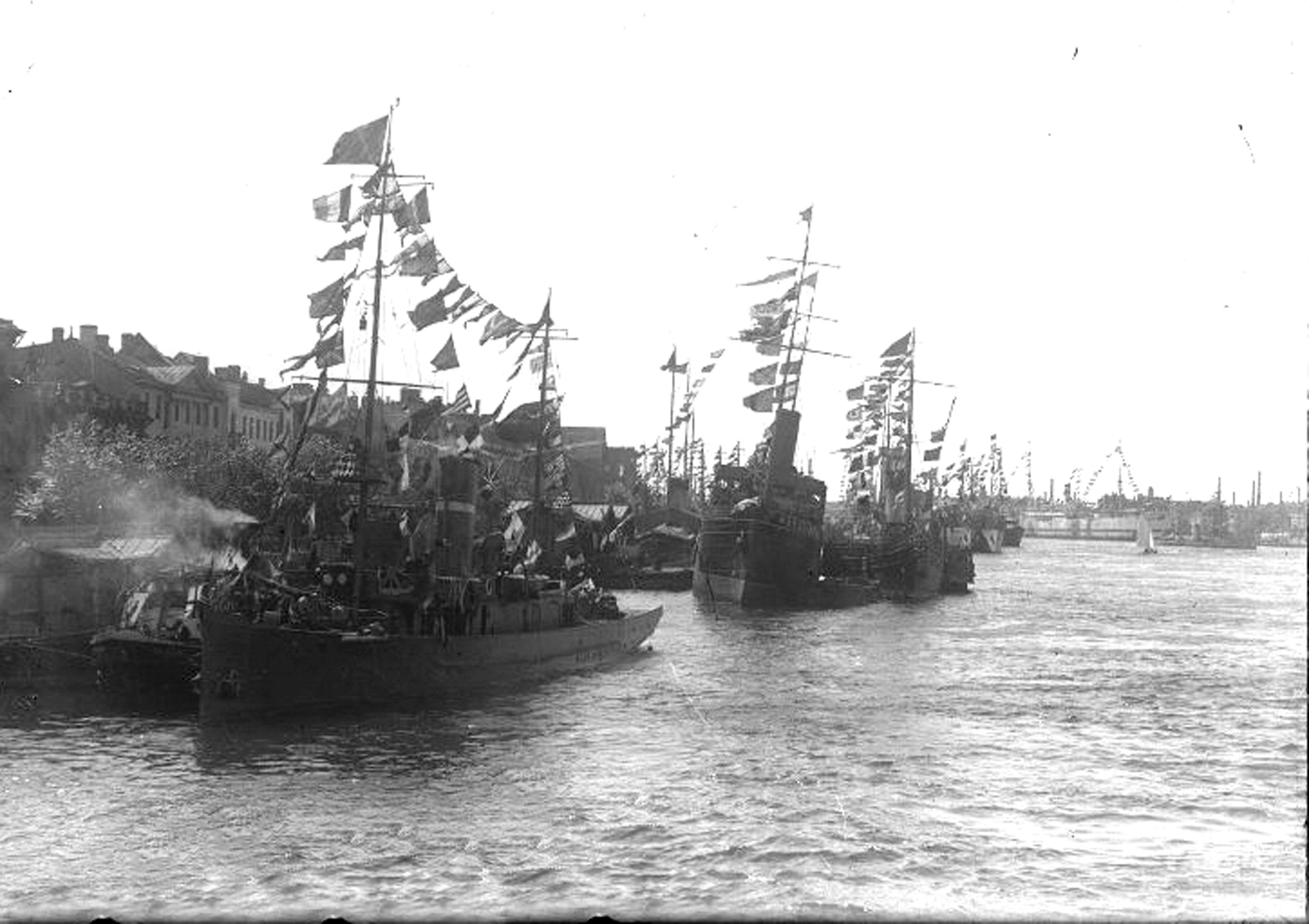 Корабли Балтийского флота на р.Неве 1918.jpg