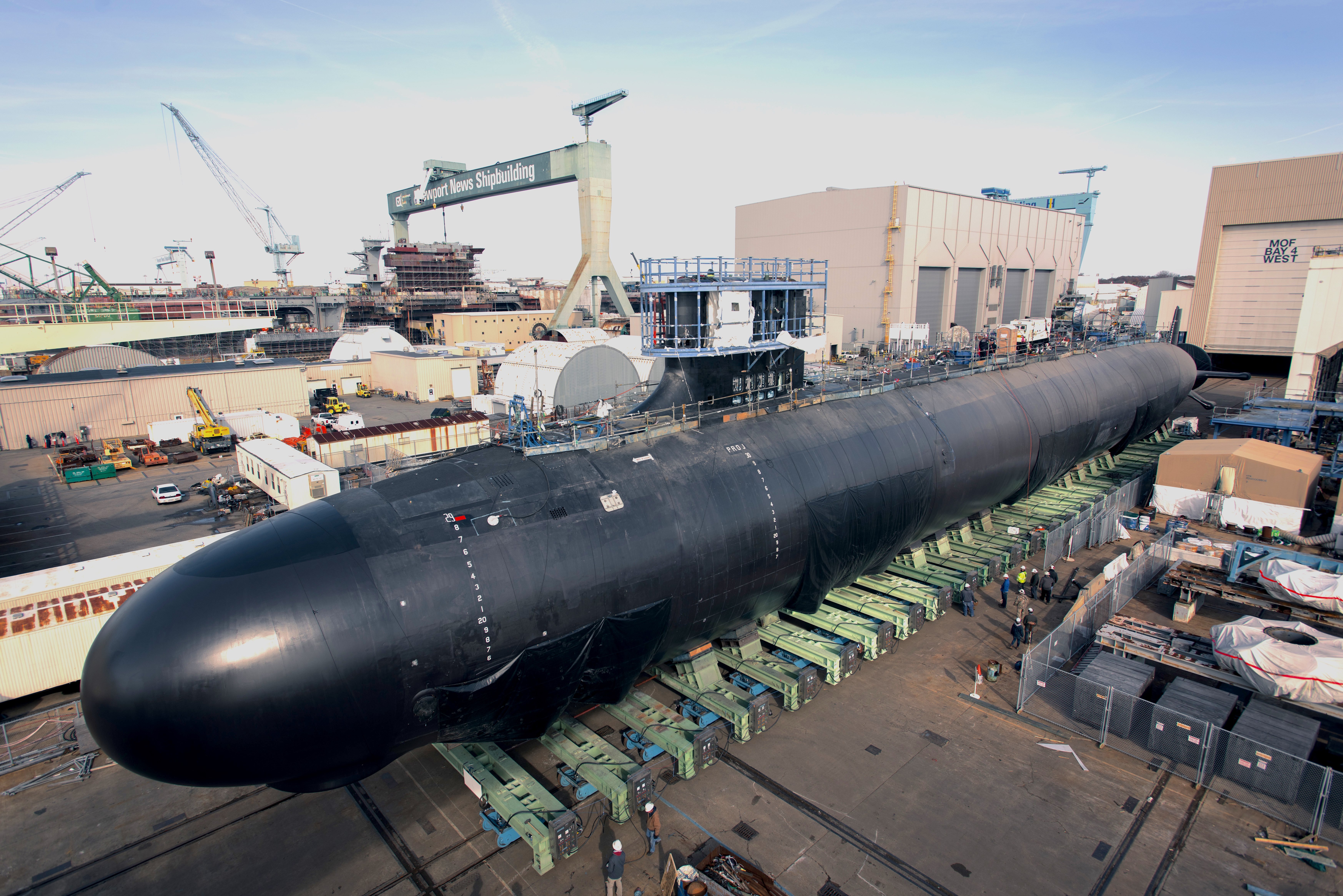 USS Delaware (SSN 791) был перемещен из строительного объекта в плавучий сухой док с использованием системы разгрузочные вагоны в 2018 году.jpg