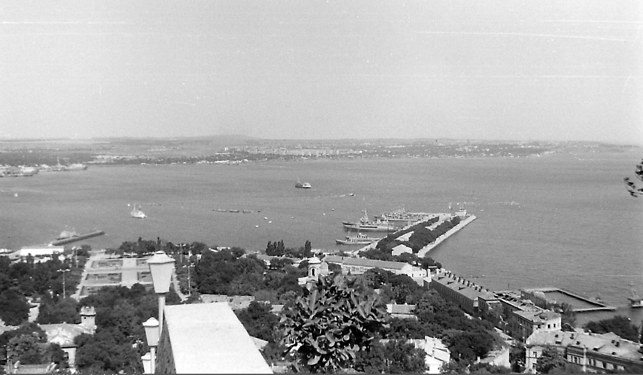 Вид с верха Большой Митридатской лестницы_1981.jpg