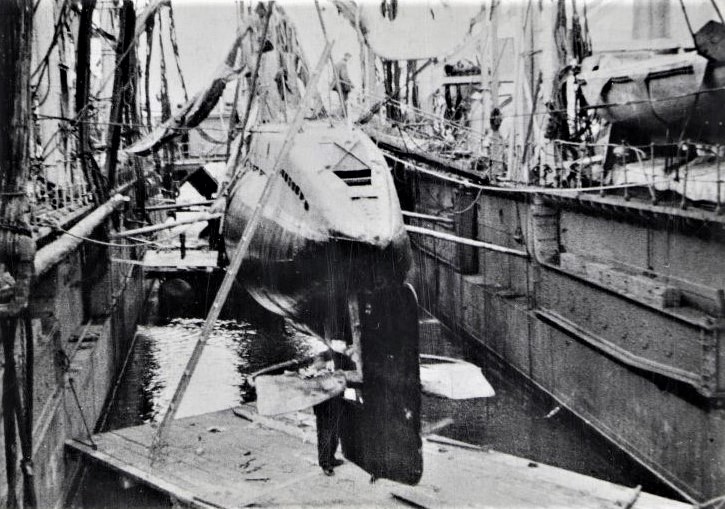 М-96 на гинях СС Коммуна Видна площадка у пробоины левого борта, 1942.jpg