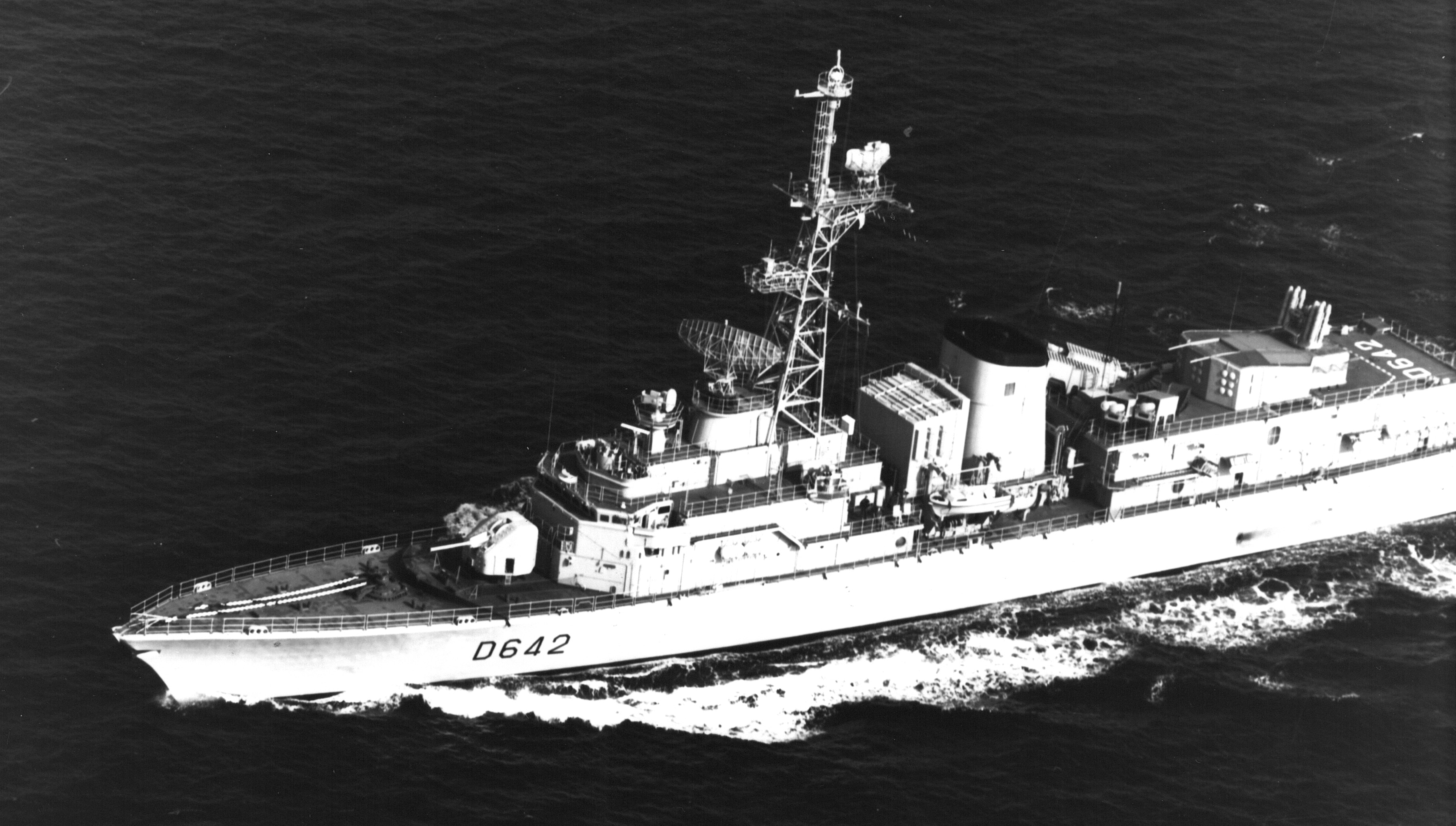 MONTCALM (D642) showing radars -DRBV 26 early waring & DRBC-51C air search :27Apr1983 :G. Jacobs Collection.jpeg