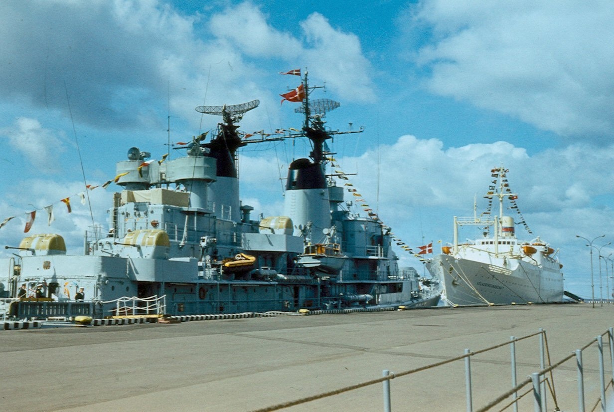 Фото 1975 года.Фрегат ВМС Дании HDMS Peder Skram в Гавани.jpg