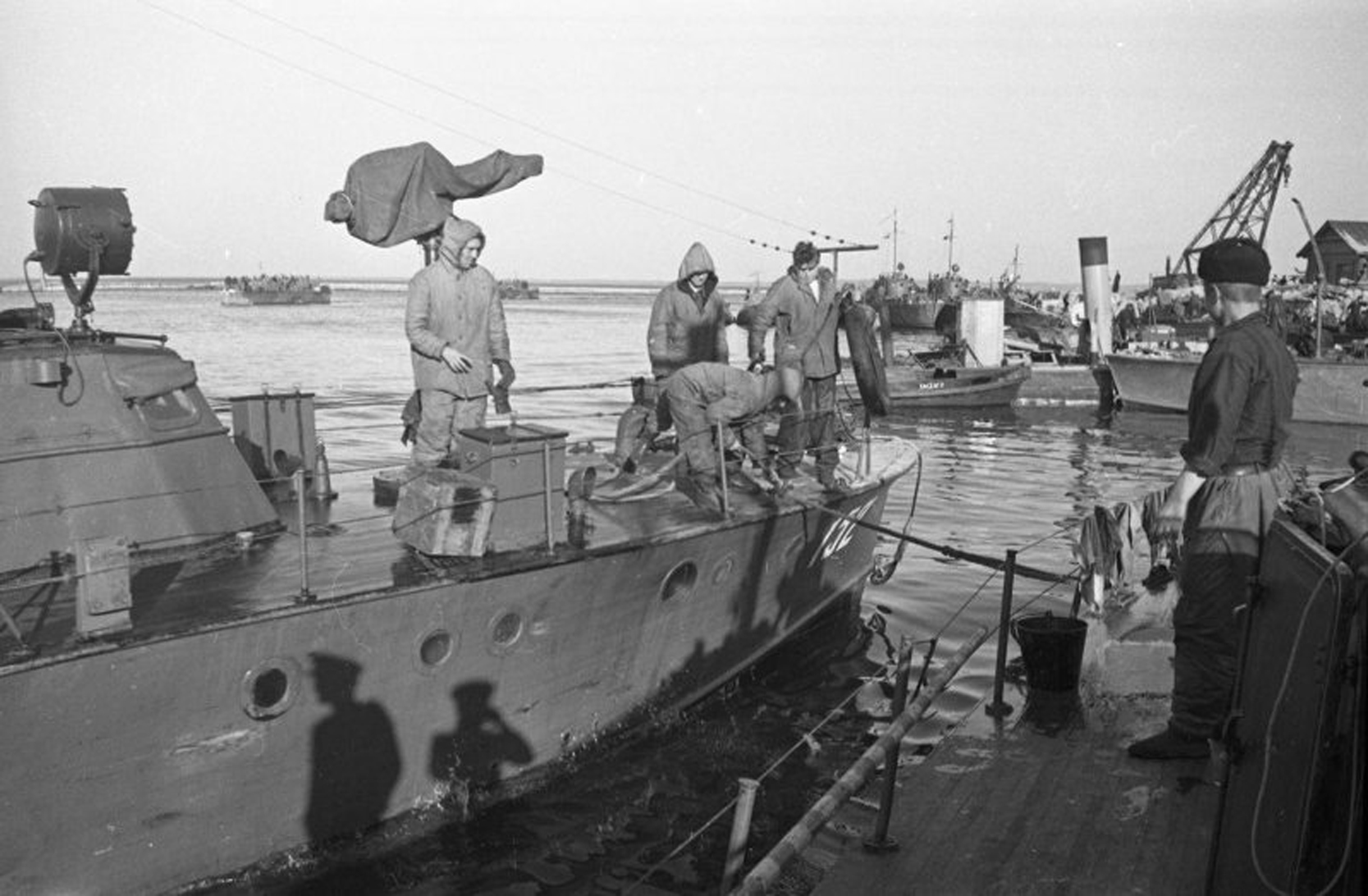 Д-3 Прибытие катеров Таллинский порт 17-10-1944 4779526.jpg
