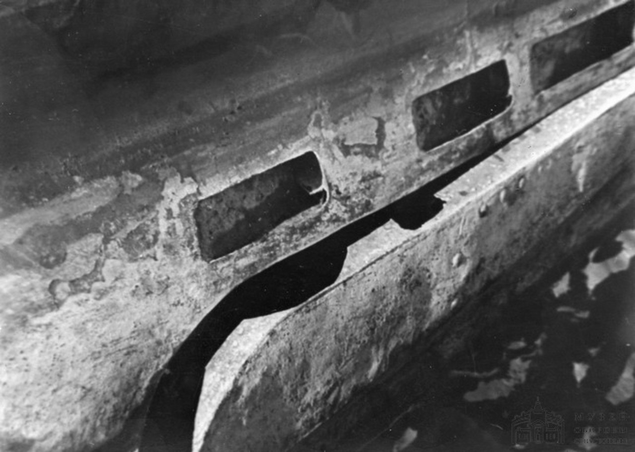 Повреждённый волнорез ТА №1 подводной лодки М-32, 1942г..jpg