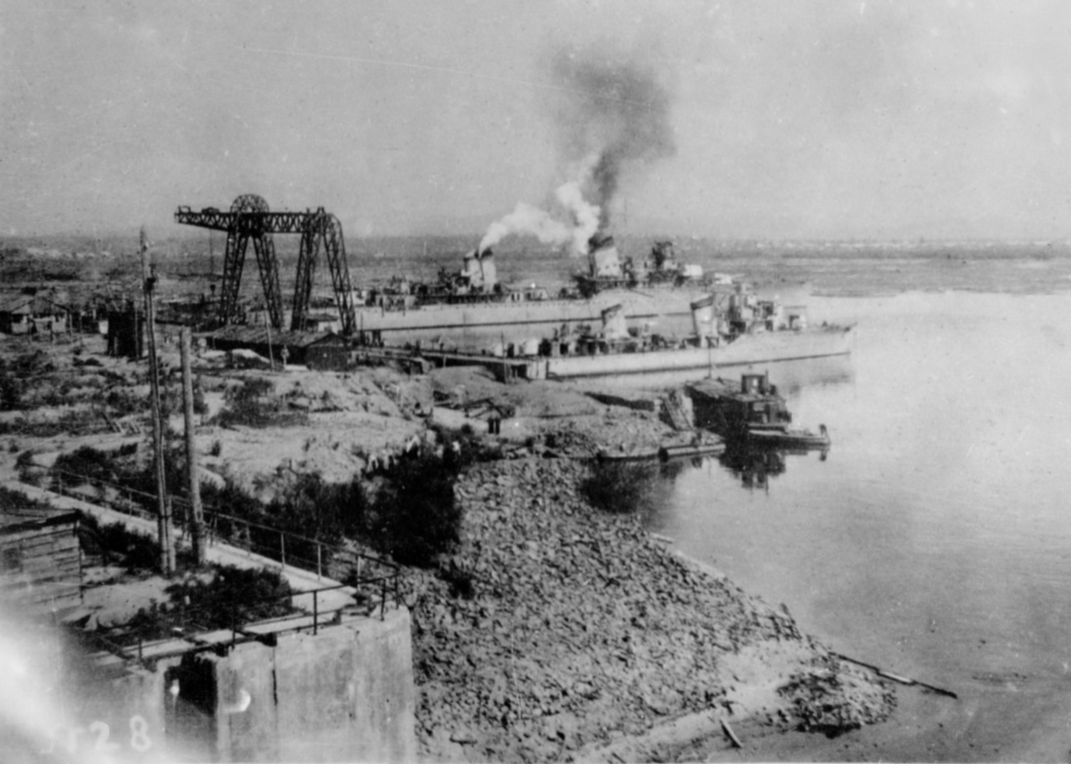 Альбатрос (на заднем плане - Лазарь Каганович) во время достройки_1944 г.jpg