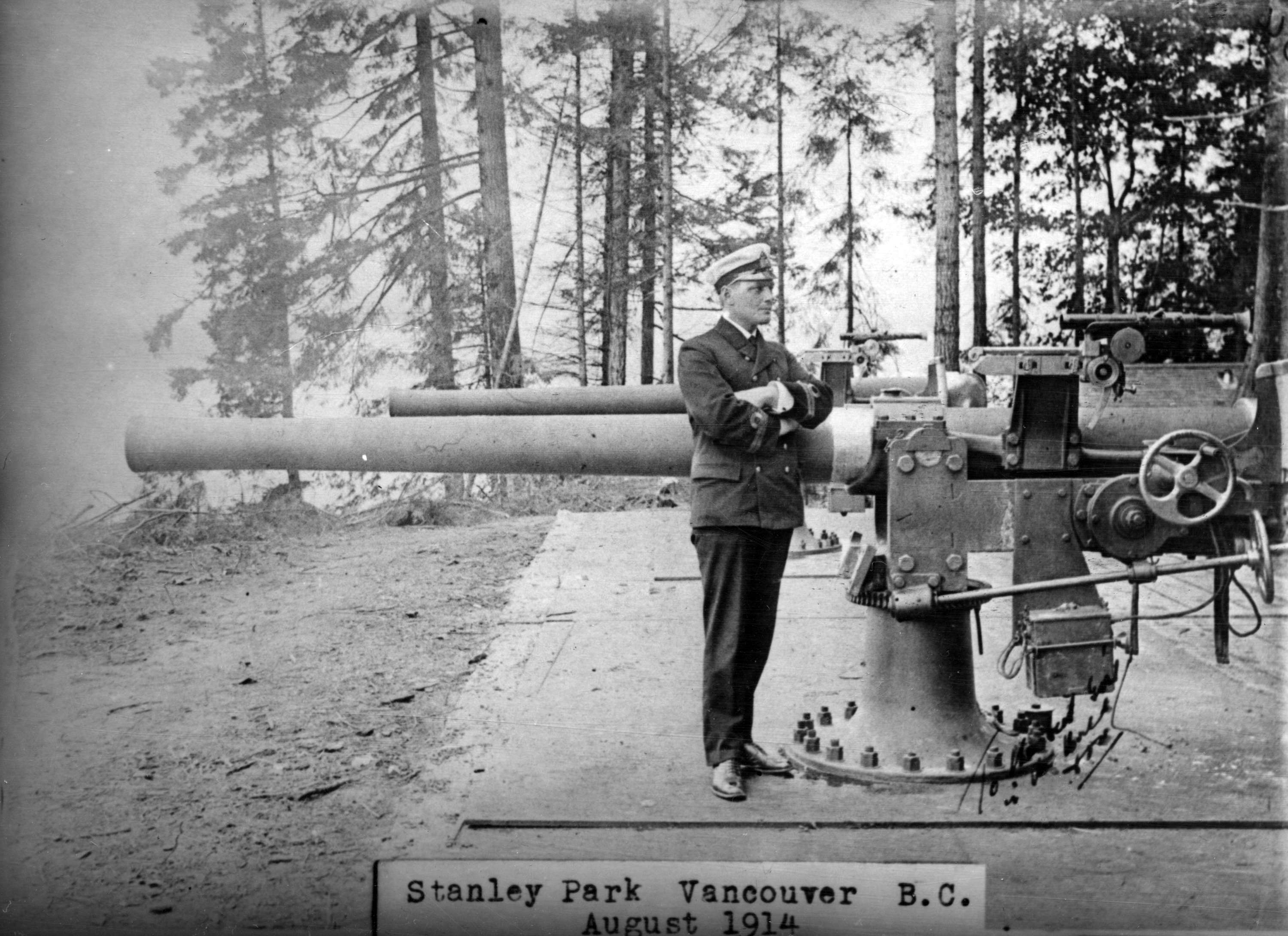 QF_4-inch_guns_in_Stanley_Park_Aug_1914.jpg