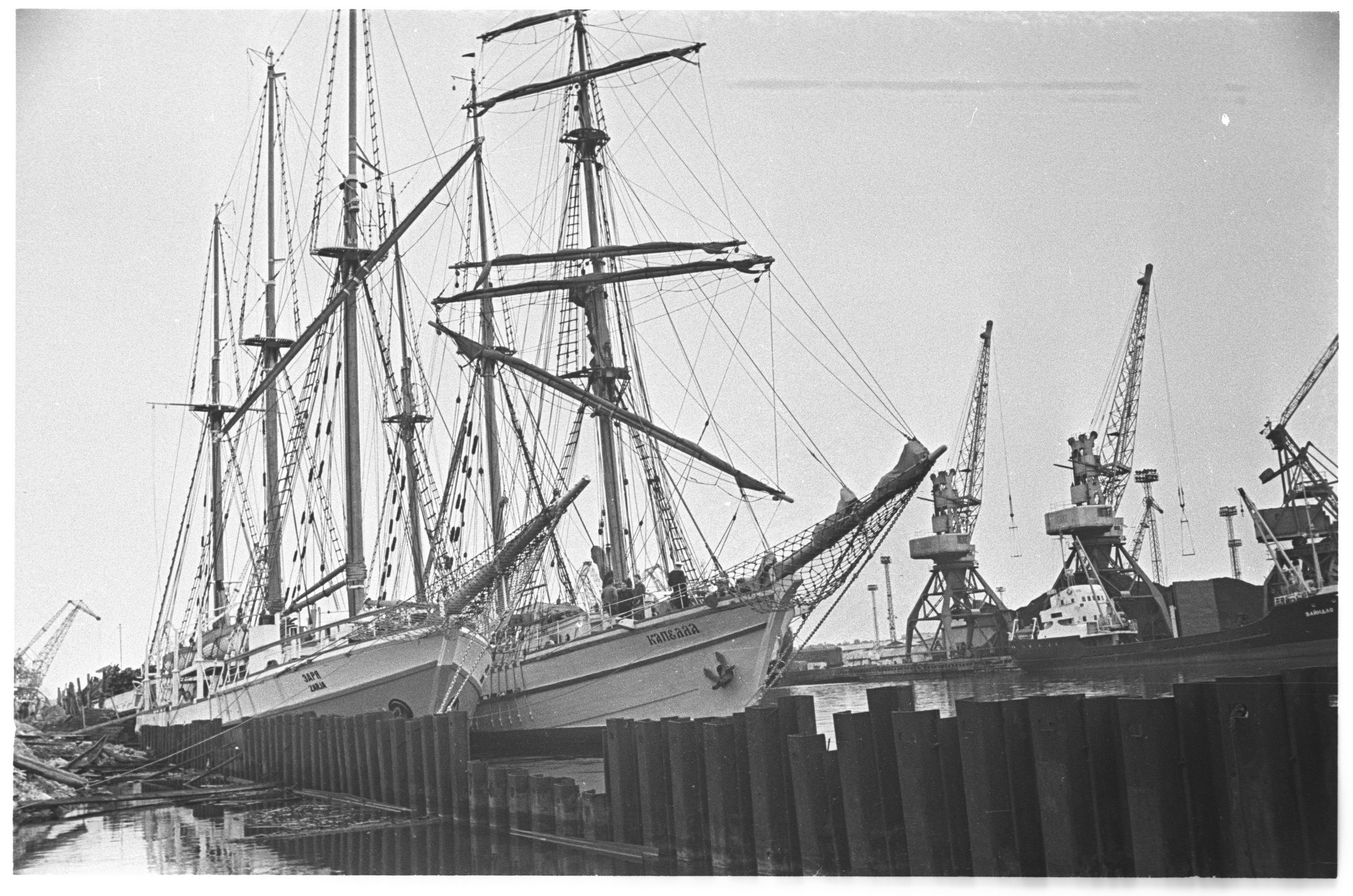 Заря и Капелла в порту Таллина 8.1963.jpg