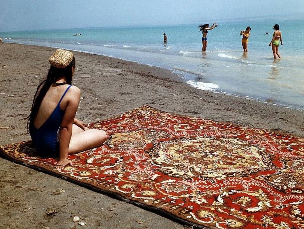 Отдыхающие на пляже Таджикского моря. СССР, 1975.jpg