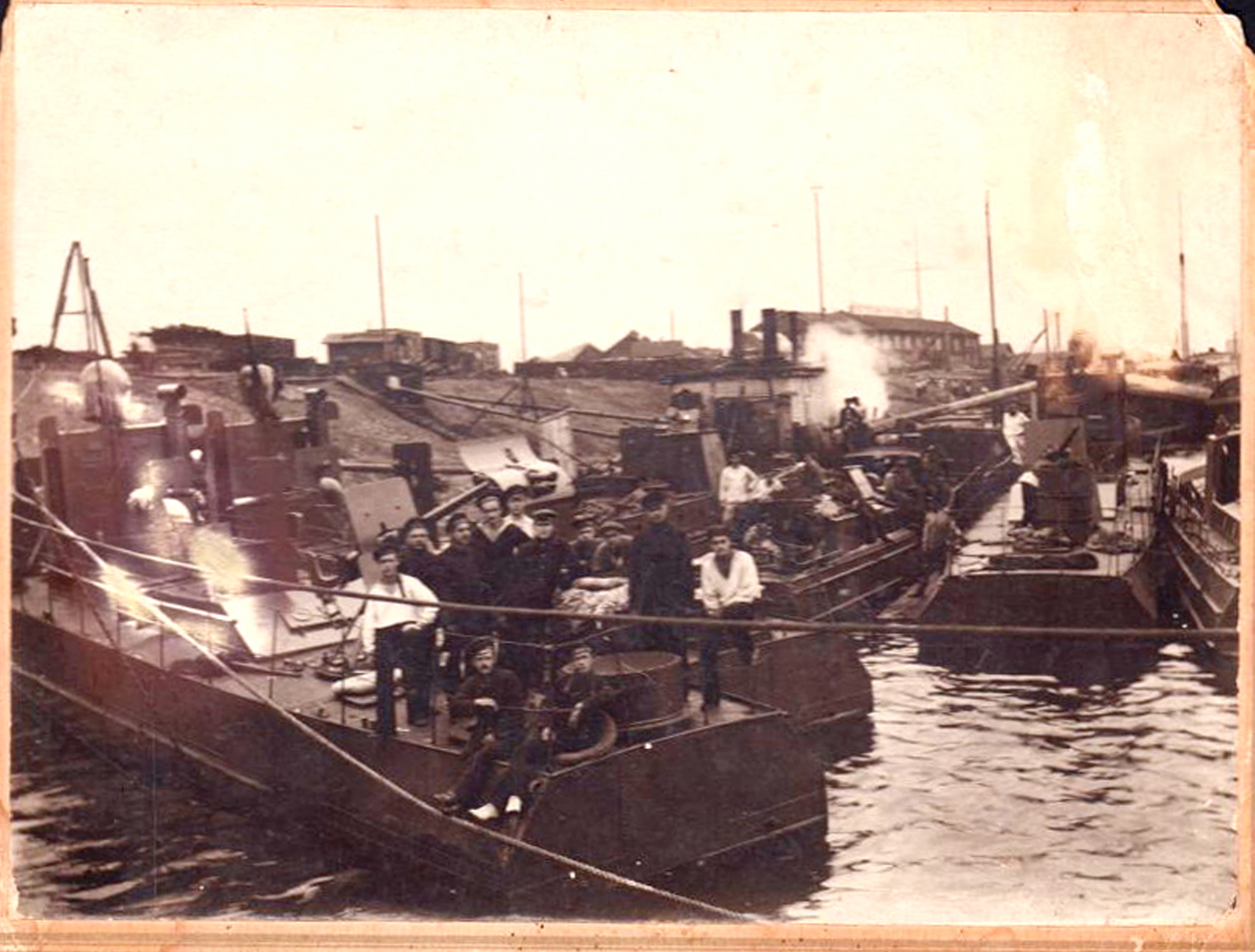 Катера Волжской военной флотилии в Сормовском затоне 1919.jpg