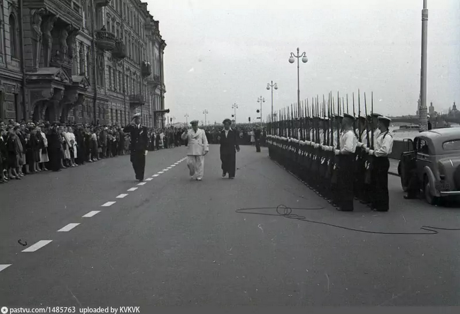 Контр-адмирал Ванифатьев обходит строй моряков в день ВМФ. Кутузовская наб.16 - 1953.jpg